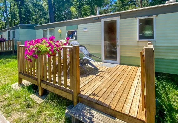 Zdjęcie Ile kosztuje postawienie przyczepy kempingowej nad morzem? Ceny zaskakują