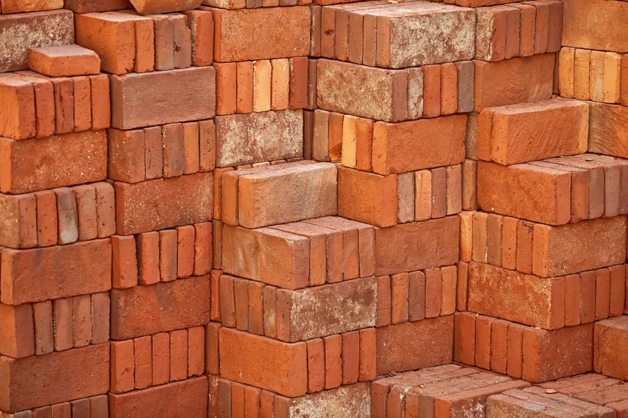 Zdjęcie Z czego jest cegła? Odkryj tajemnice materiałów i rodzajów cegieł