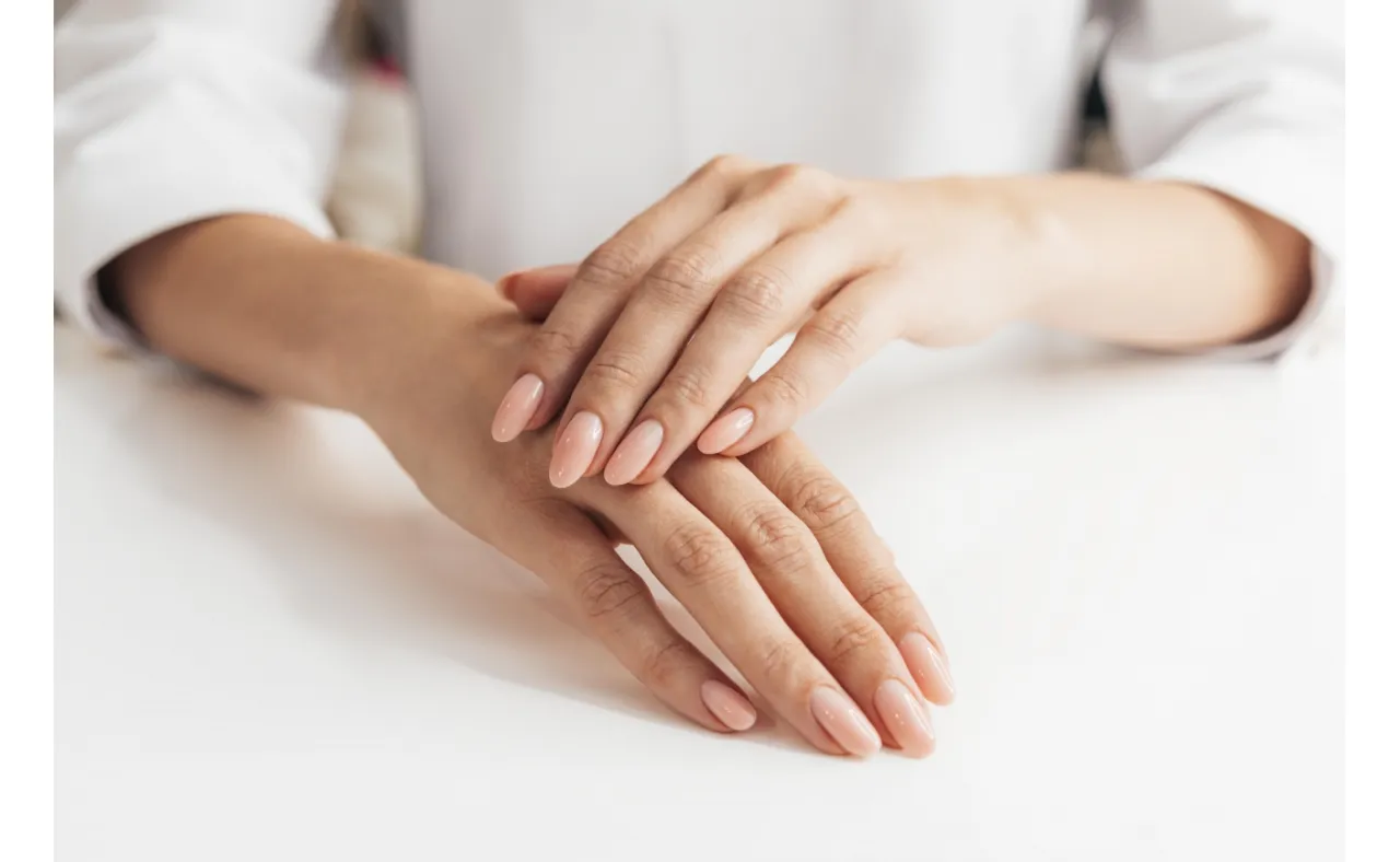 Zdjęcie Manicure żelowy na czym polega: jak działa i co warto wiedzieć?