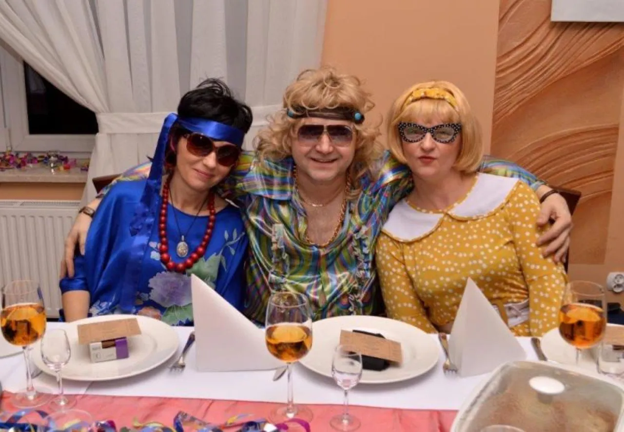 Zdjęcie Bal w stylu PRL: Przewodnik po modzie, menu i dekoracjach