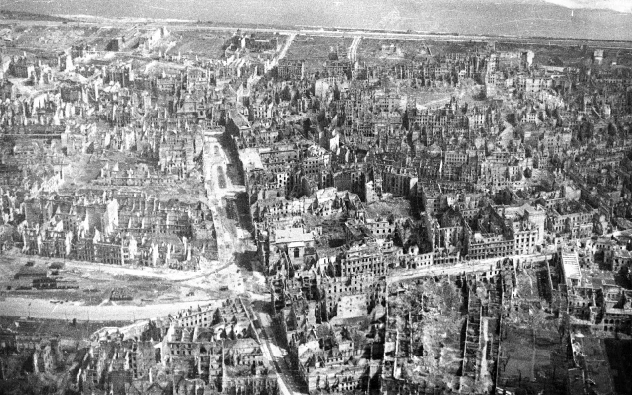 Zdjęcie Warszawa po wojnie: jak miasto zmieniło się przez lata po II wojnie światowej