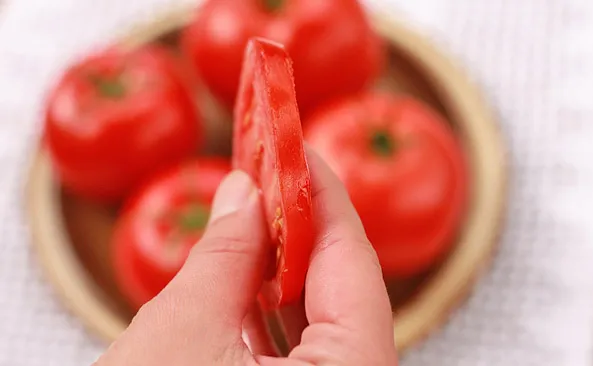 Zdjęcie Ile kalorii ma plaster pomidora? Wartość odżywcza i wpływ na dietę