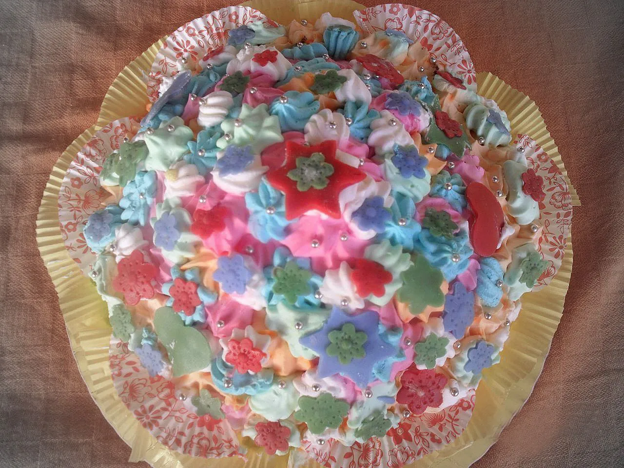 Zdjęcie Jak zrobić tort z muffinek - prosty przepis, który zachwyci gości