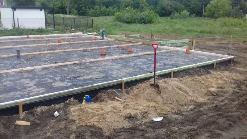 Zdjęcie Jaki fundament pod domek letniskowy drewniany – uniknij kosztownych błędów