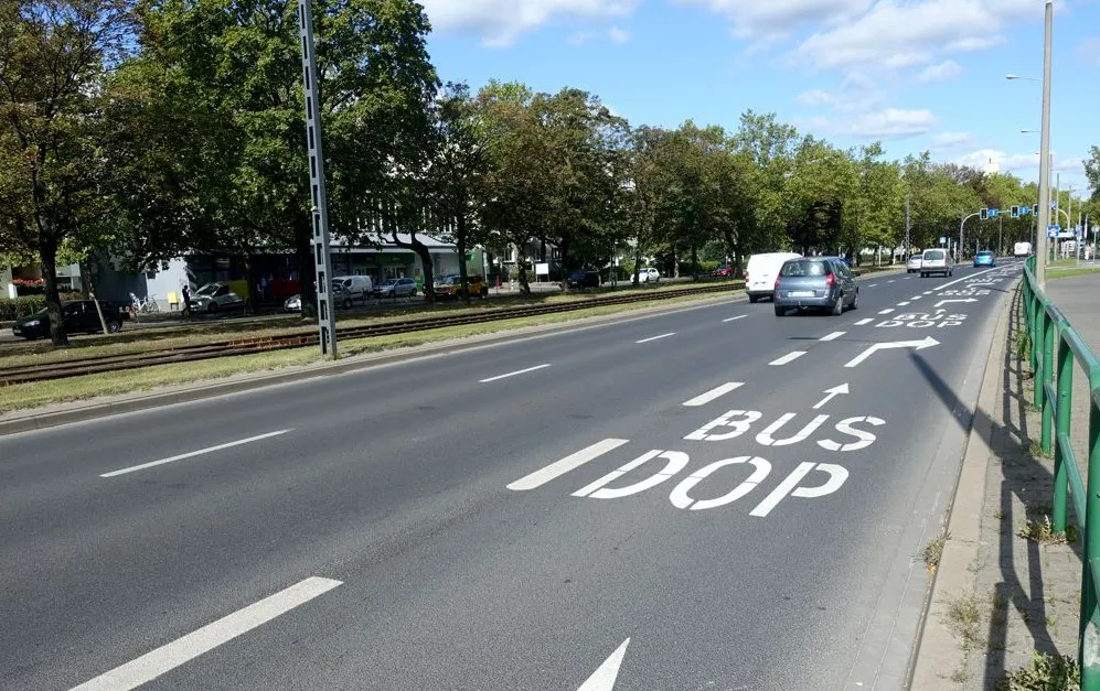 Zdjęcie Czy elektryki mogą jeździć buspasem? Sprawdź ważne przepisy!