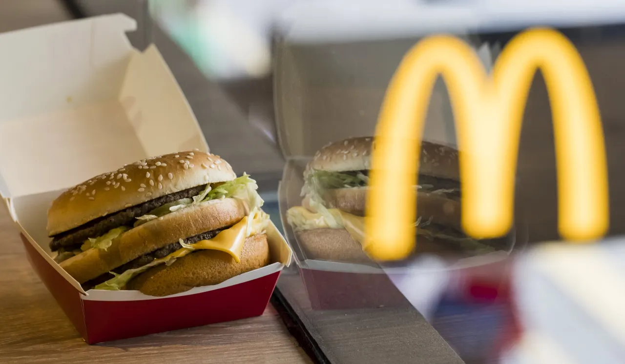 Zdjęcie Ile kosztuje burger w McDonald&#039;s i innych fast foodach? Ceny 2023