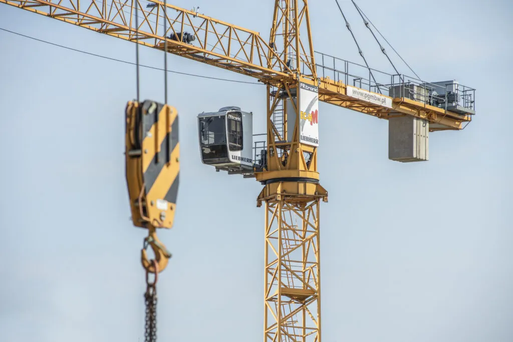 Zdjęcie Jak działa dźwig? Poznaj mechanizmy i zastosowania w budownictwie
