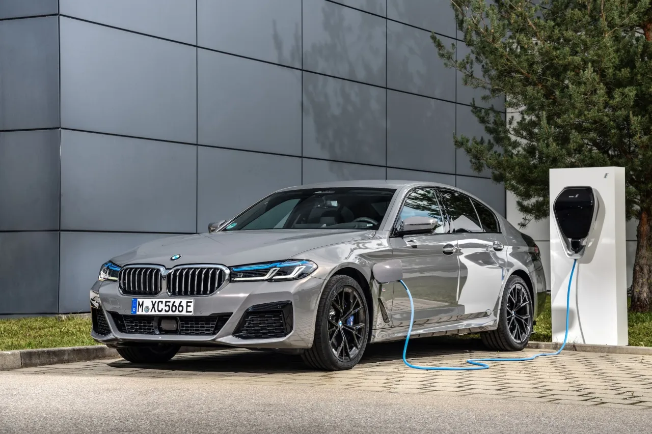 Zdjęcie Nowa seria BMW 5: Innowacyjne funkcje i elektryfikacja, które zaskakują