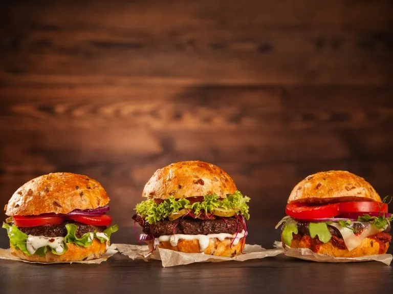 Zdjęcie Ile kcal ma burger? Zaskakujące różnice w kaloryczności burgerów