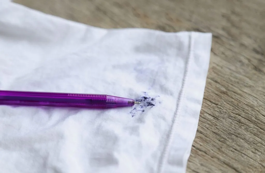 Zdjęcie Jak skutecznie zmyć długopis z hybrydy bez uszkodzeń paznokci