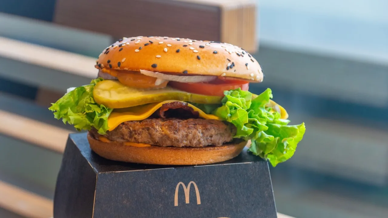 Zdjęcie Ile kosztują burgery maestro w McDonald's? Ceny i warianty menu