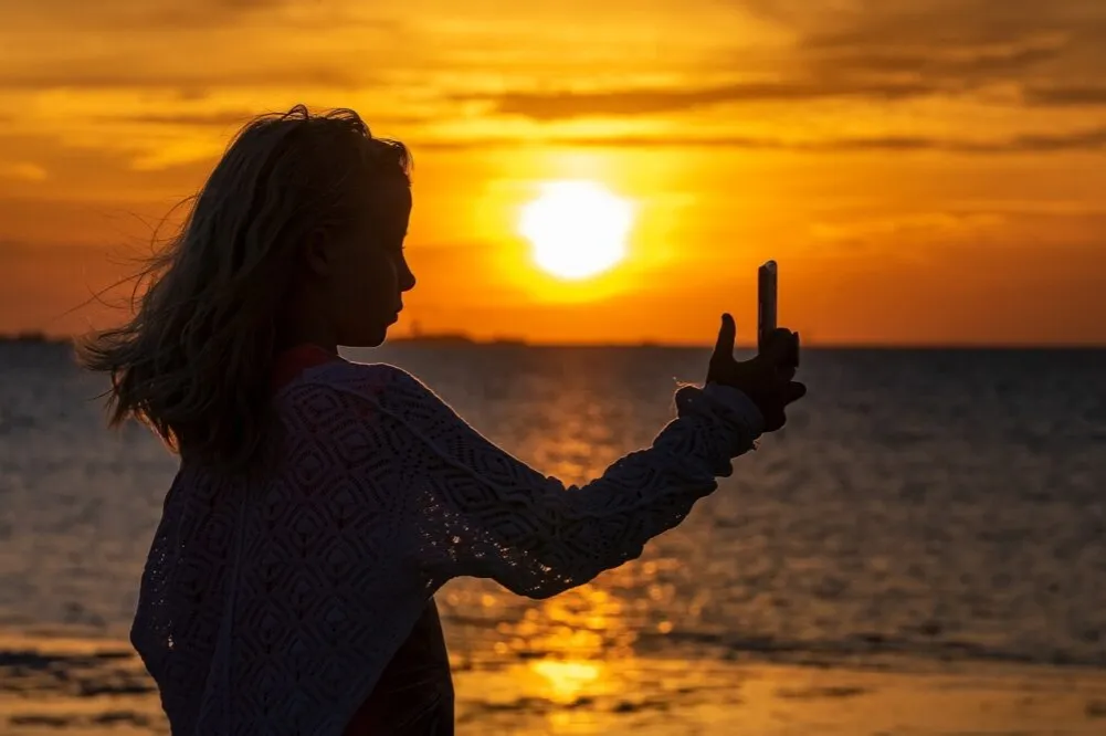Zdjęcie Niewidoczny aparat w selfie? Magiczne triki na perfekcyjne zdjęcie w lustrze