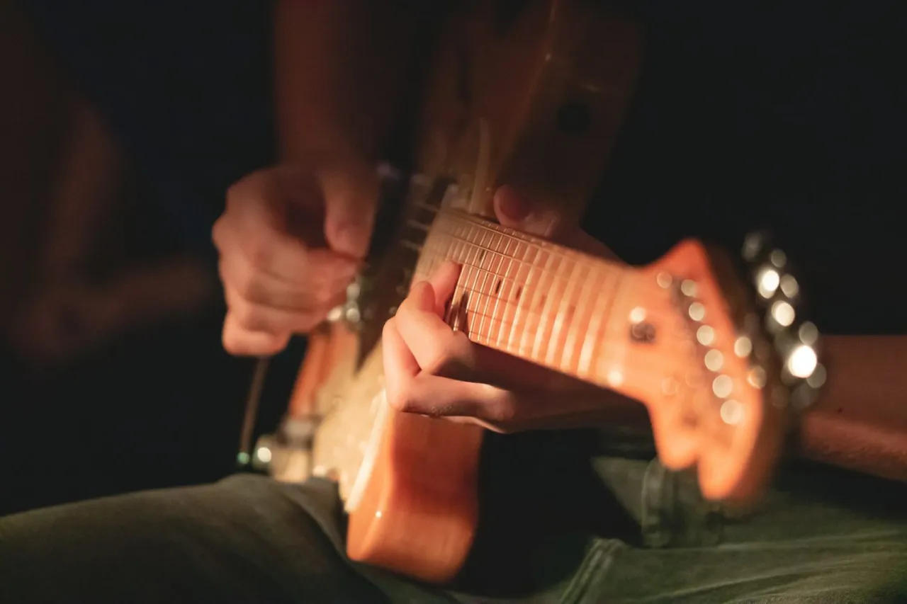 Zdjęcie Jak zacząć grać na gitarze elektrycznej - proste kroki dla początkujących