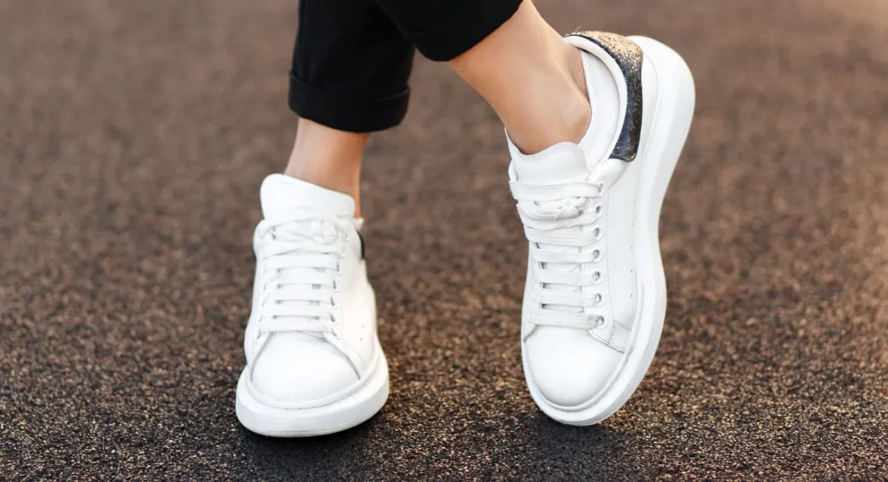 Zdjęcie Jak stylizować białe trampki: idealne zestawienia na każdą okazję
