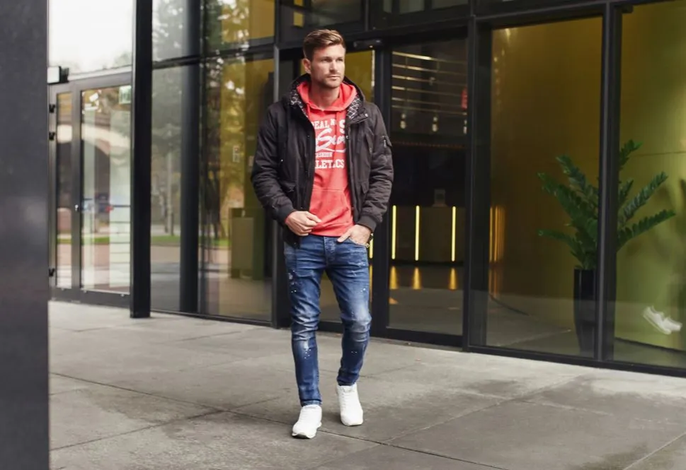 Zdjęcie Stylowe jeansy męskie: Rewolucyjne triki, które zmienią twoje stylizacje