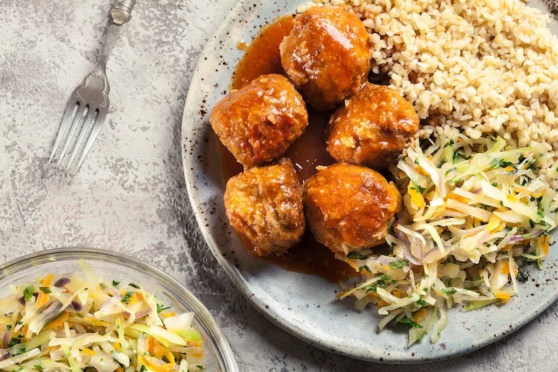 Zdjęcie Idealne surówki do klopsików w sosie pomidorowym, które zaskoczą smakiem