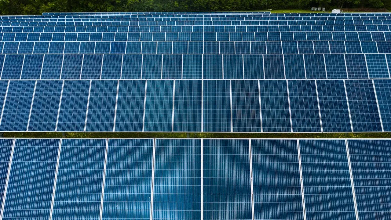 Zdjęcie Zjawisko fotowoltaiczne – jak działa i dlaczego zmienia przyszłość energii?