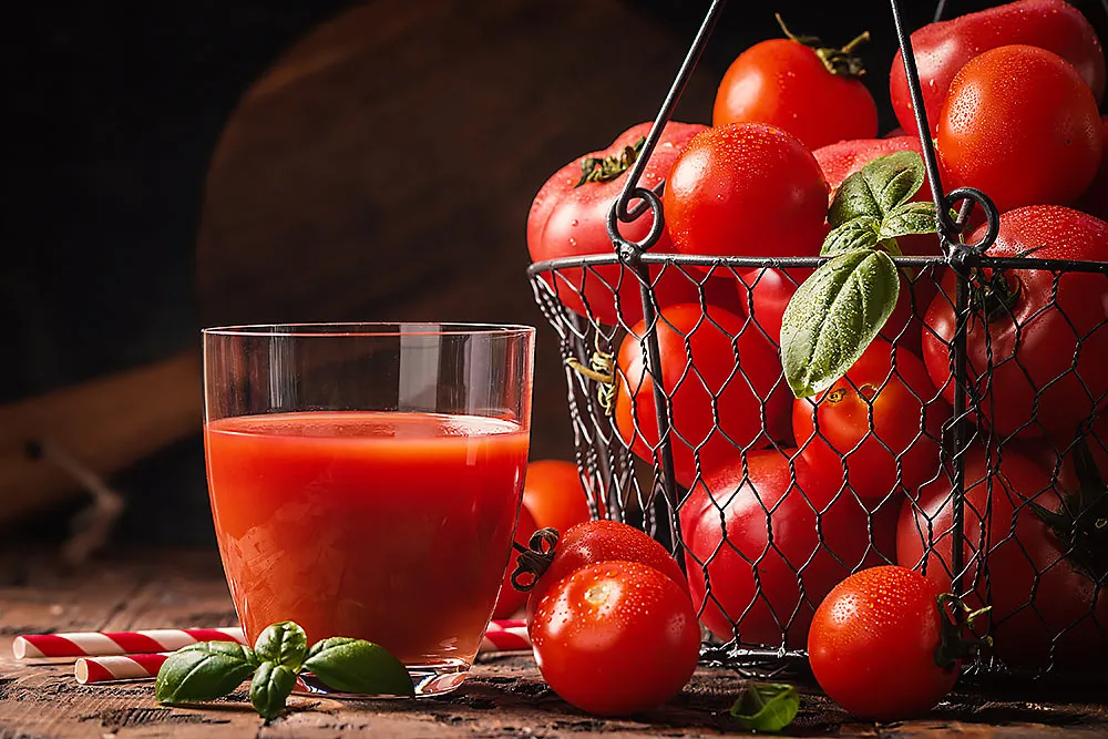 Zdjęcie Sok pomidorowy na co dobry – odkryj jego niezwykłe korzyści zdrowotne