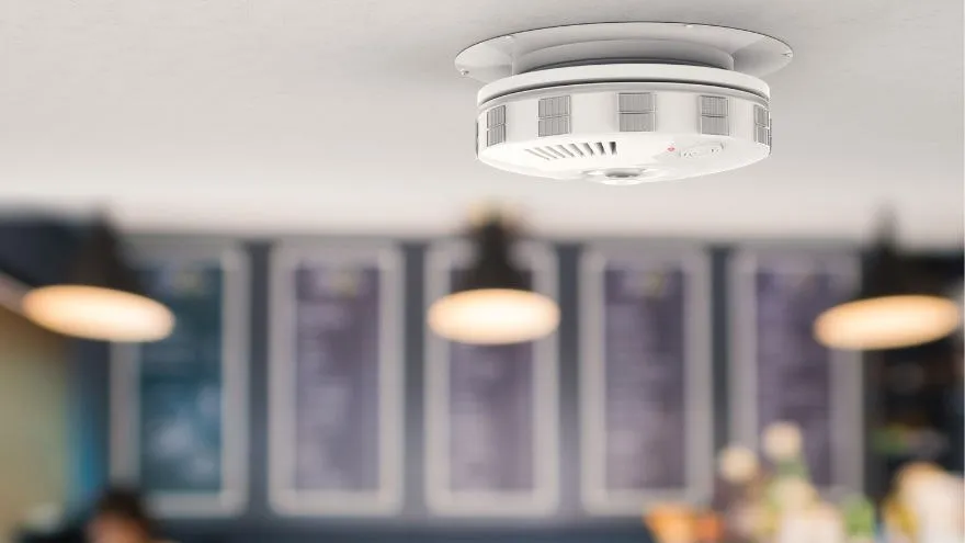 Zdjęcie Jak oszukać czujnik dymu w hotelu? Lepiej poznaj konsekwencje