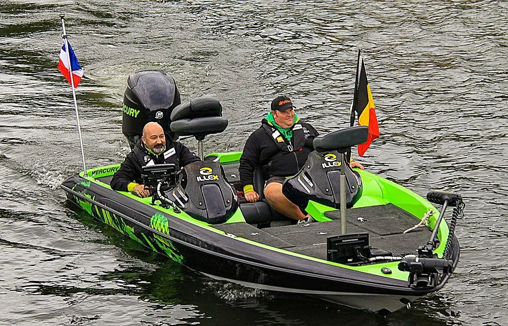 Zdjęcie Boot mit Motor: Die besten Modelle, Tipps zur Auswahl und Vorschriften