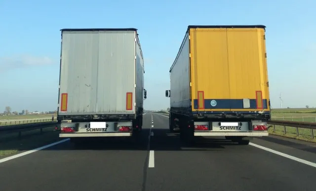 Zdjęcie Czy ciężarówki mogą wyprzedzać na autostradzie? Zasady i wyjątki