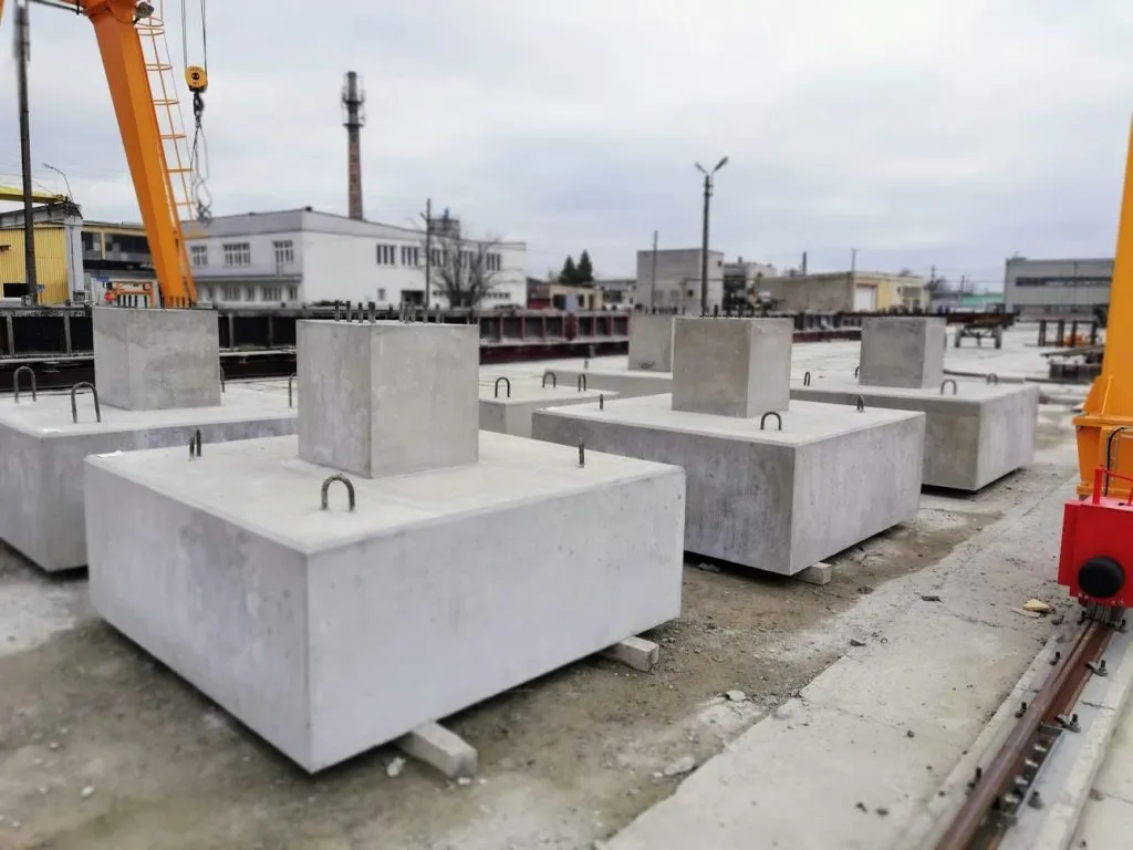 Zdjęcie Gotowe słupki fundamentowe: zalety i zastosowanie w budownictwie