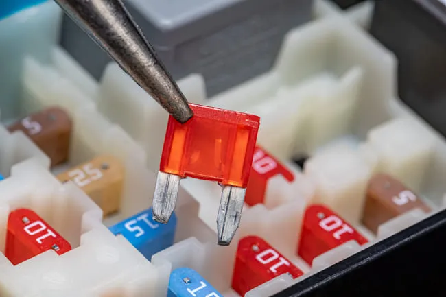 Zdjęcie Gdzie kupić bezpiecznik do auta? Sprawdź najlepsze opcje i oszczędzaj