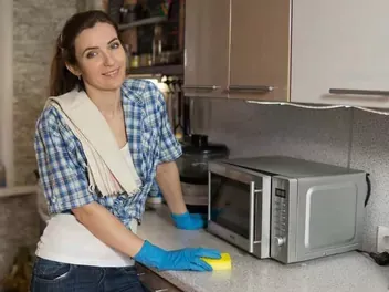 Zdjęcie Jak odświeżyć pieczywo w mikrofali bez wysuszenia? Sprytne triki dla idealnego smaku