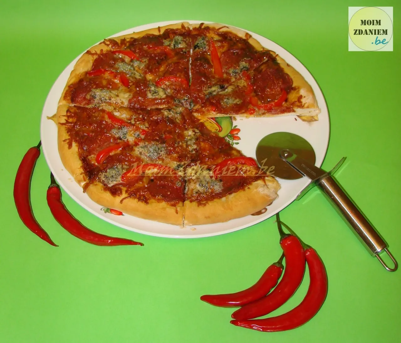 Zdjęcie Jak zrobić okrągłą pizzę - proste triki na idealny kształt i smak