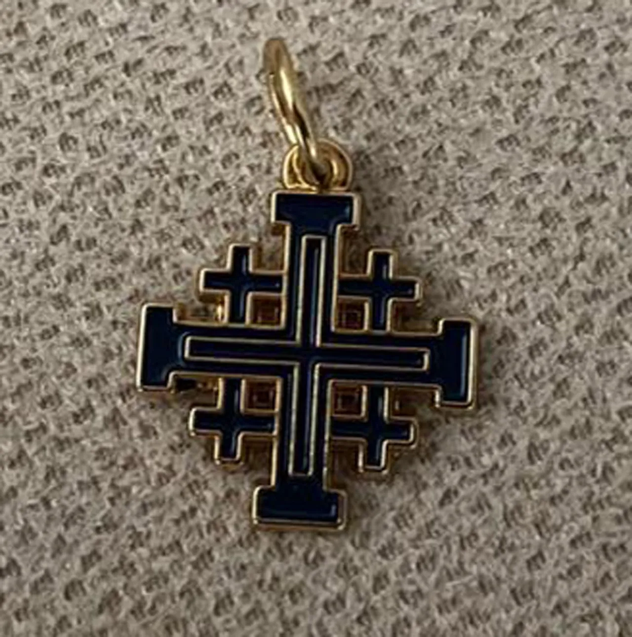 Zdjęcie Czy katolik może nosić krzyż jerozolimski? Wyjaśnienie zasad i znaczenia symbolu