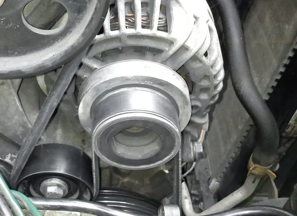 Zdjęcie Jak odkręcić koło pasowe alternatora bez uszkodzeń i frustracji