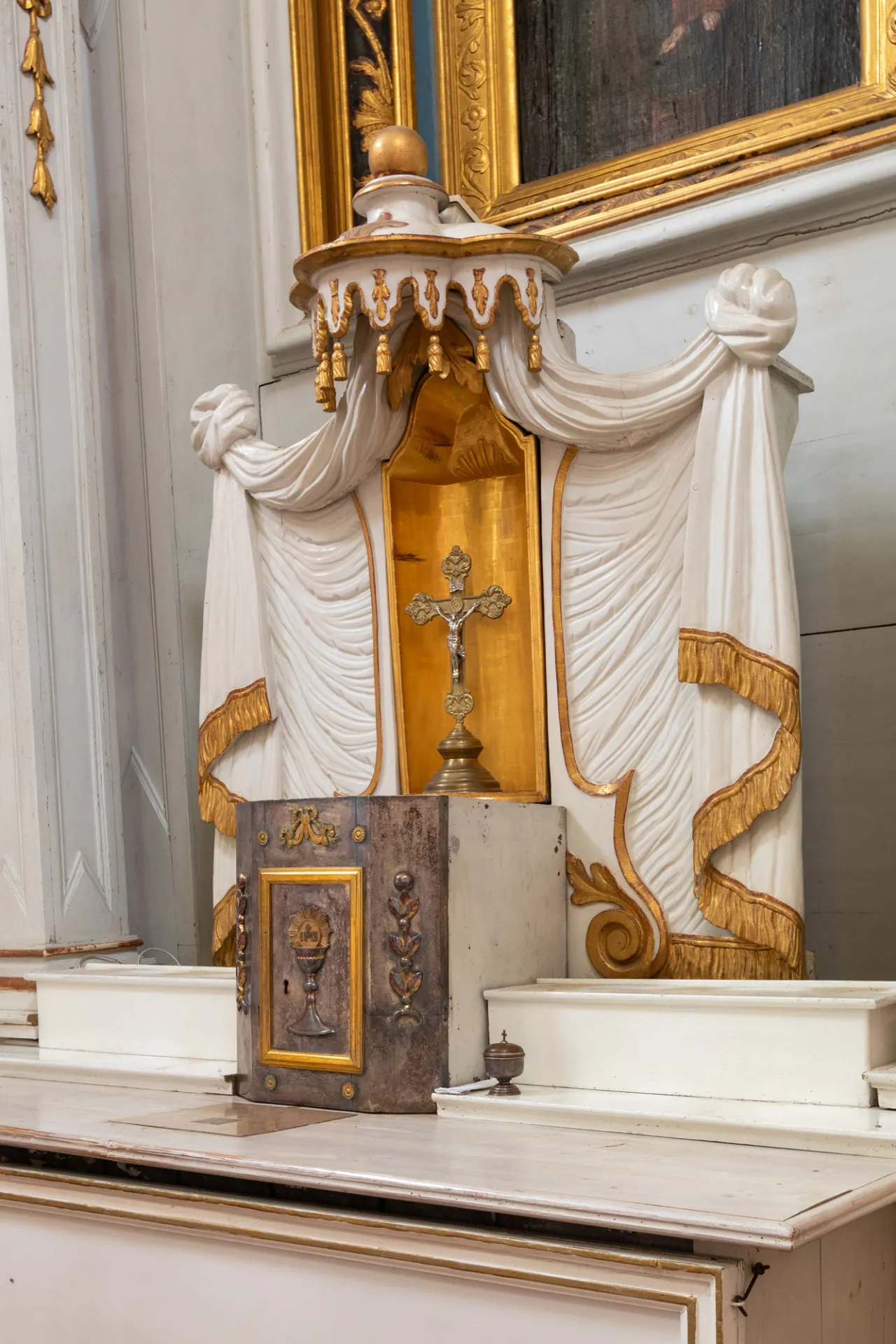 Zdjęcie Ile świec na ołtarzu? Odkryj tajemnice liturgicznych tradycji