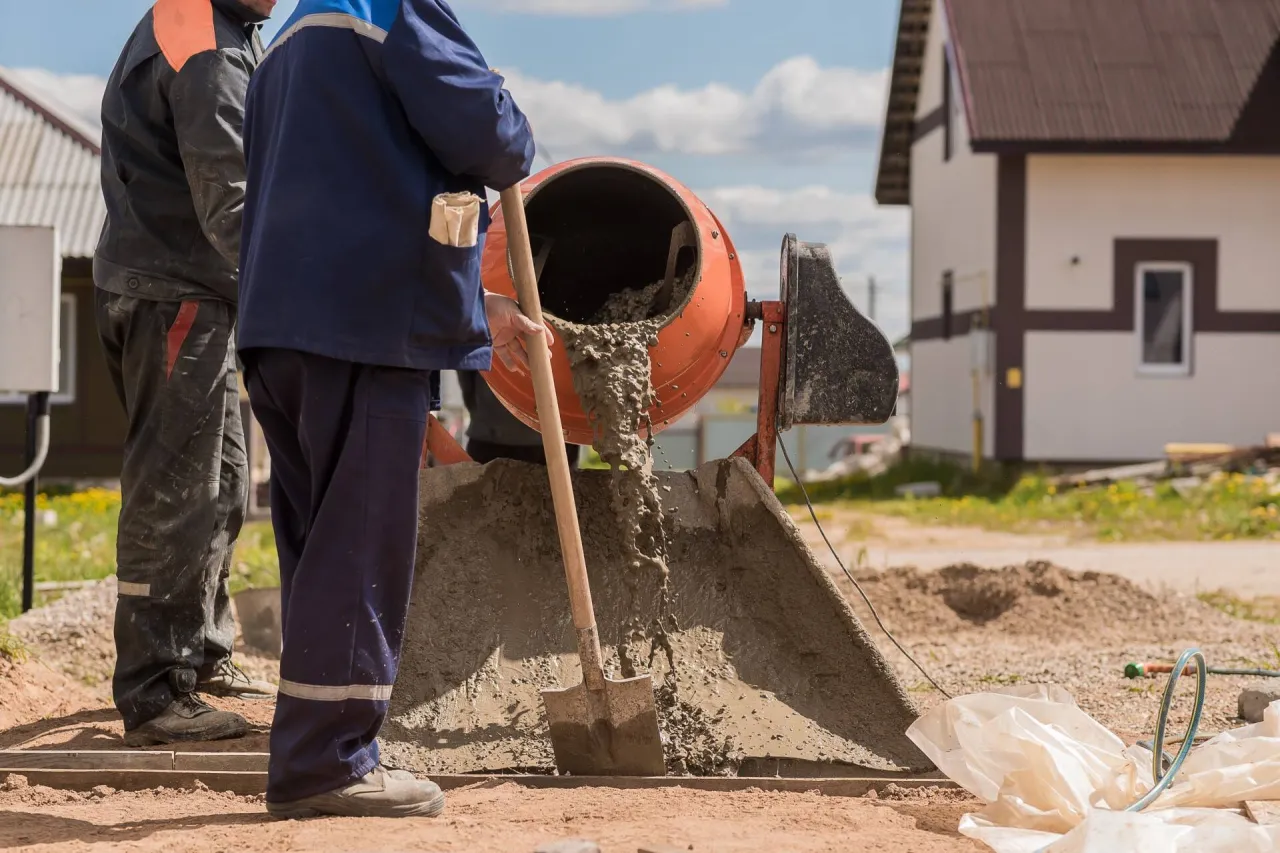 Zdjęcie Ile łopat piasku na worek cementu 25 kg? Oto kluczowe proporcje