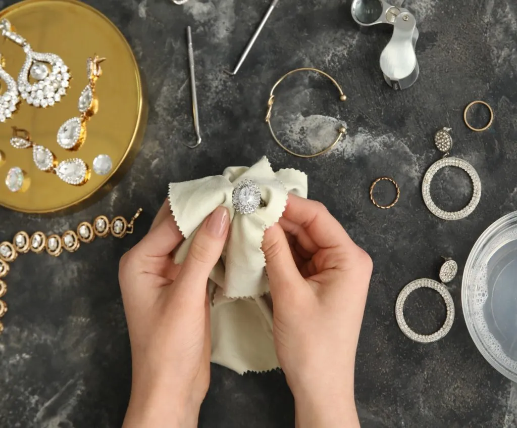 Zdjęcie Jak wyczyścić kolczyki, aby odzyskały blask i nie uległy uszkodzeniu