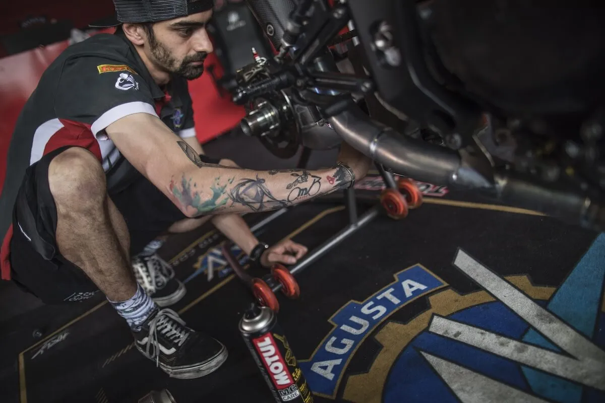 Zdjęcie Co ile wymiana oleju w motocyklu 125, aby uniknąć kosztownych napraw