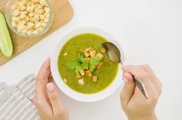 Zdjęcie Ile kcal ma zupa ogórkowa? Sprawdź, jak wpływa na dietę i odchudzanie