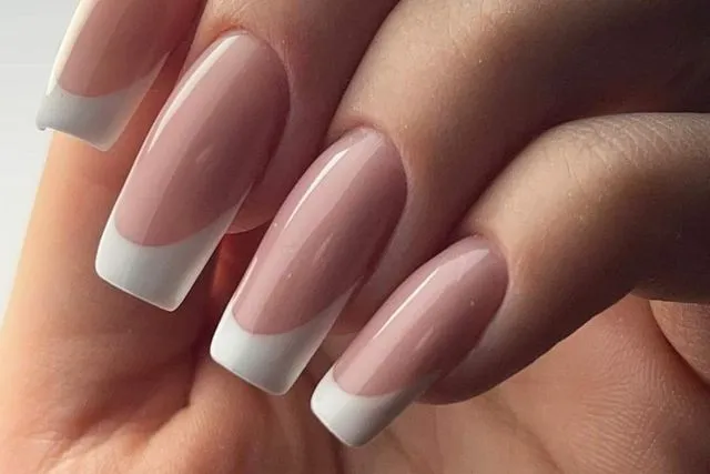Zdjęcie Ile kosztuje french manicure? Zobacz, co wpływa na ceny w salonach