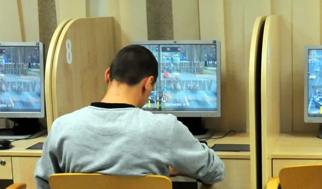 Zdjęcie Jak uczyć się teorii na prawo jazdy, aby zdać egzamin bez stresu