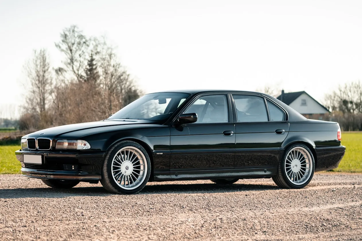 Zdjęcie BMW E38 Alpina – wyjątkowe osiągi, historia i luksusowe wyposażenie