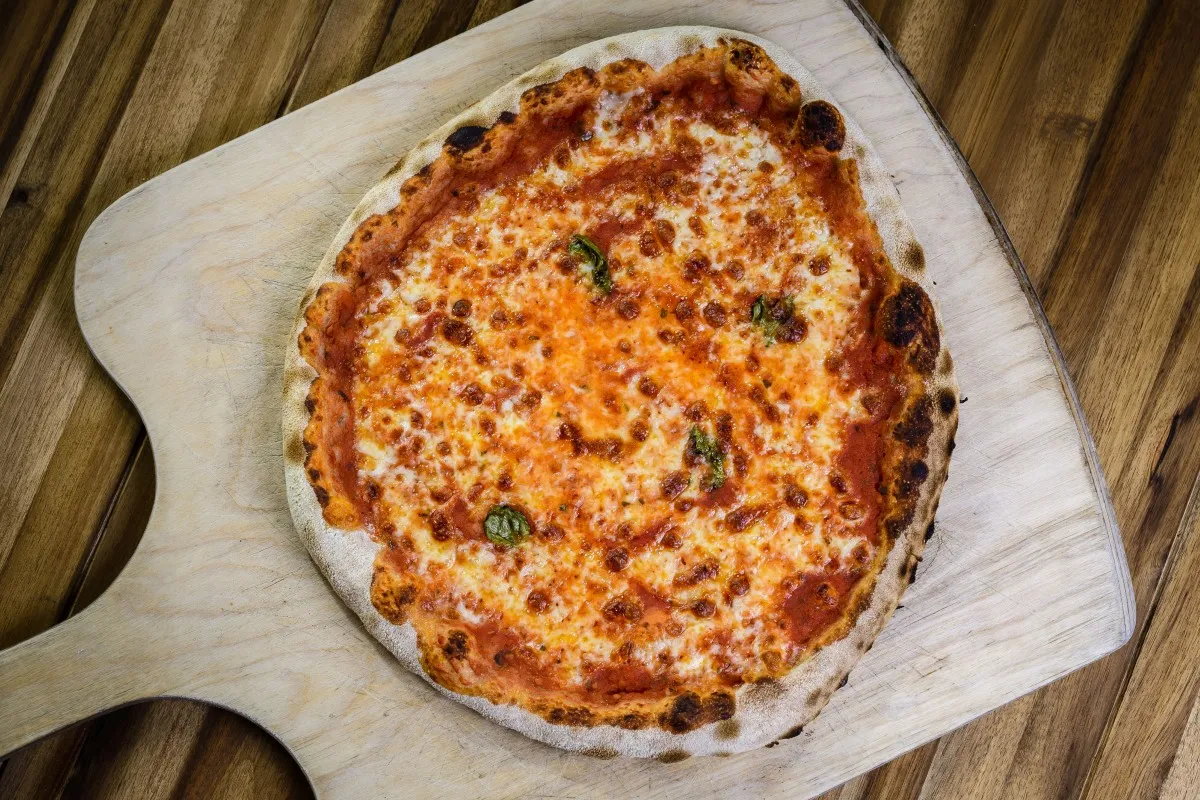 Zdjęcie Ile waży pizza margherita 32 cm? Odkryj, co wpływa na wagę