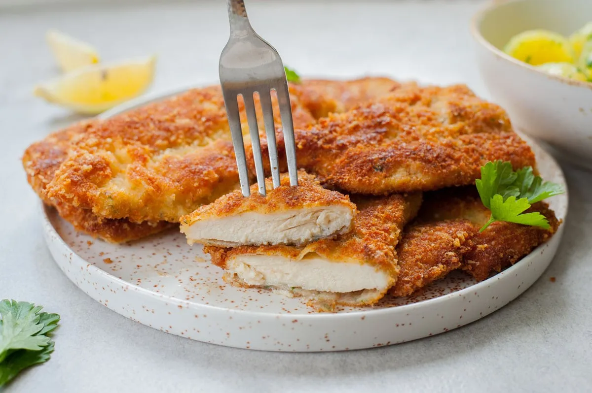 Zdjęcie Ile kalorii ma kotlet z kurczaka w panierce? Sprawdź, co wybierać!