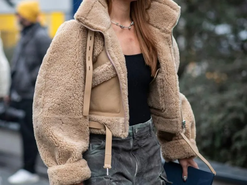 Zdjęcie Jakie kurtki modne w tym sezonie? Trendy, kolory i materiały, które zaskakują