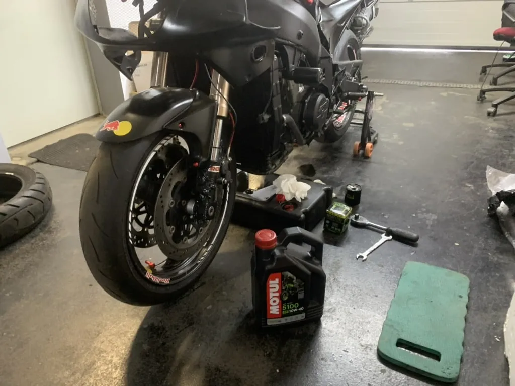 Zdjęcie Motul 5100 15W50 - najlepszy wybór oleju do Twojego motocykla