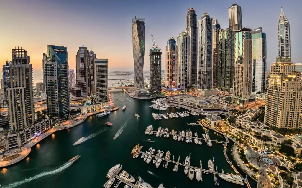 Zdjęcie Ile trwa lot z Dubaju do Warszawy? Sprawdź, co musisz wiedzieć