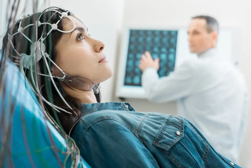 Zdjęcie Co wykrywa badanie EEG głowy? Kluczowe informacje o diagnostyce neurologicznej