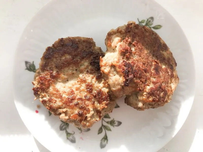 Zdjęcie Jak zrobić kotlet do burgera - proste przepisy na idealne kotlety