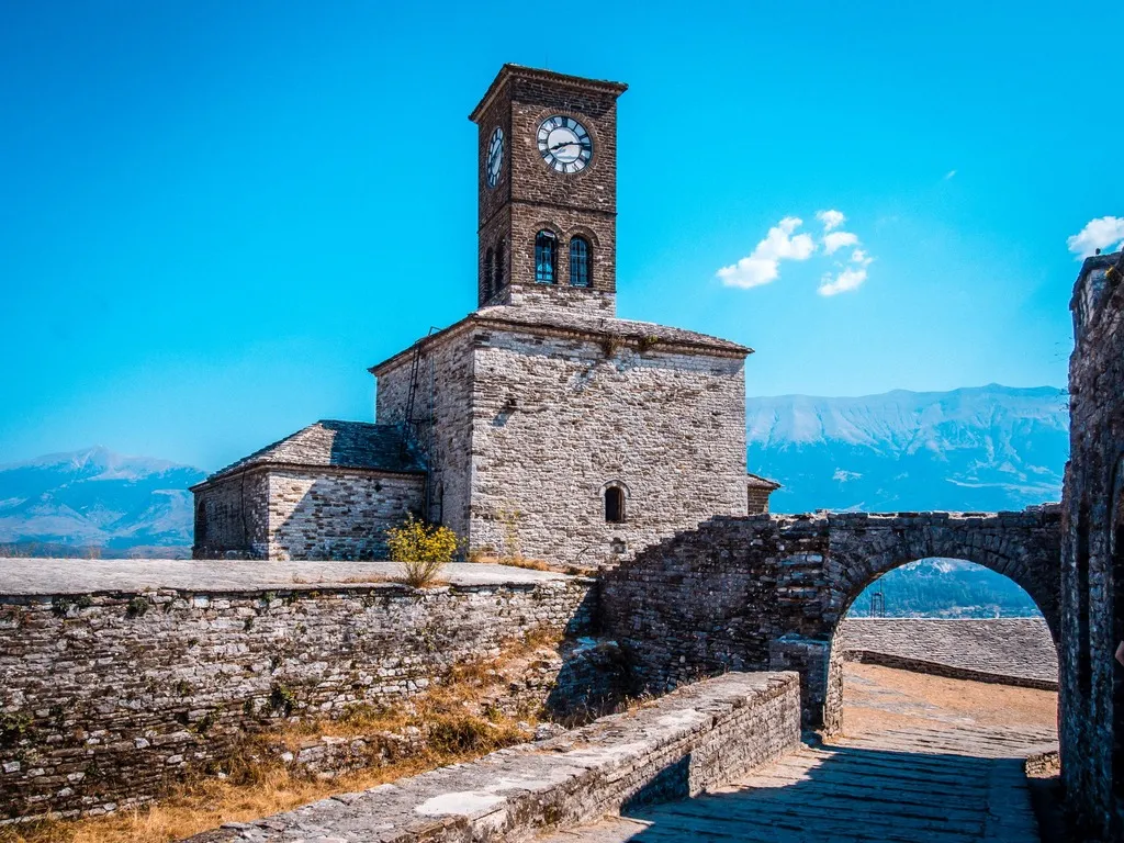 Zdjęcie Zamek w Gjirokastrze: Fascynująca historia i atrakcje turystyczne