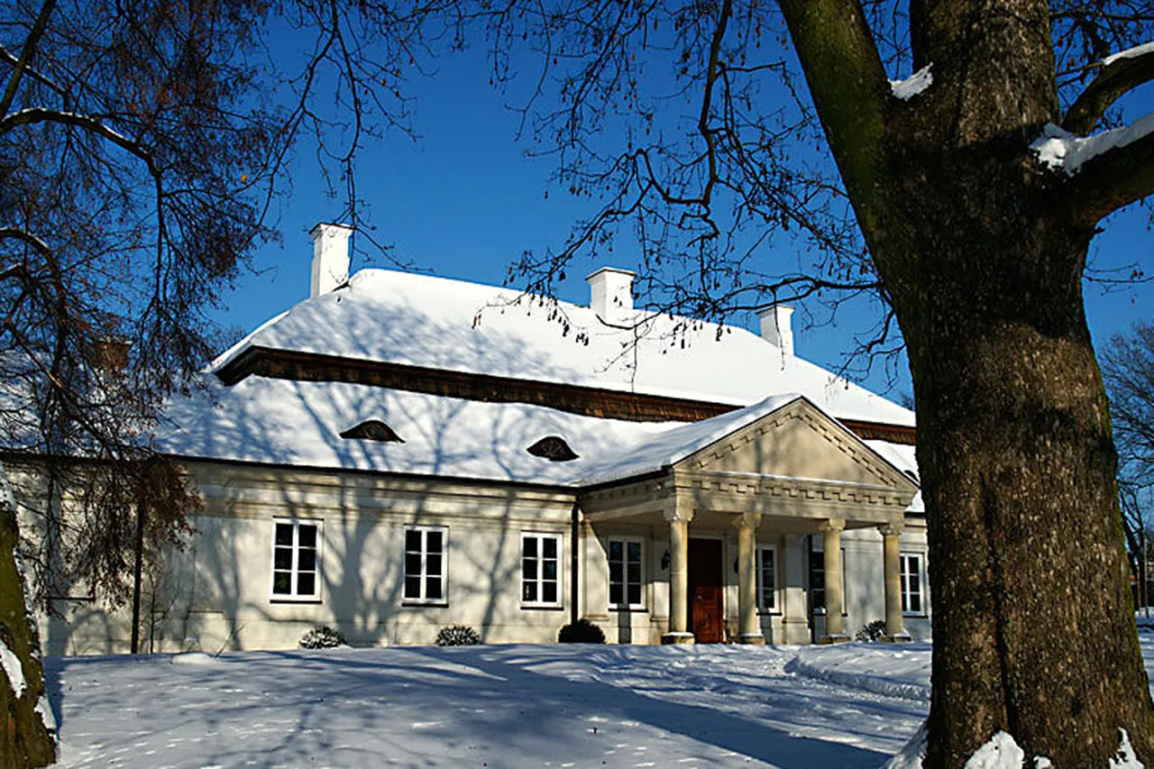 Zdjęcie Dworek w Śmiłowie: Historia i tajemnice zabytkowego miejsca