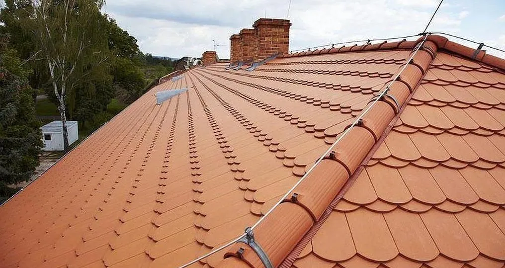 Zdjęcie Ile waży dachówka ceramiczna? Poznaj wagi i ich wpływ na budowę