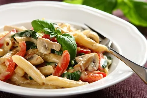Zdjęcie Penne z pieczarkami w sosie śmietanowym - prosty przepis na smaczne danie